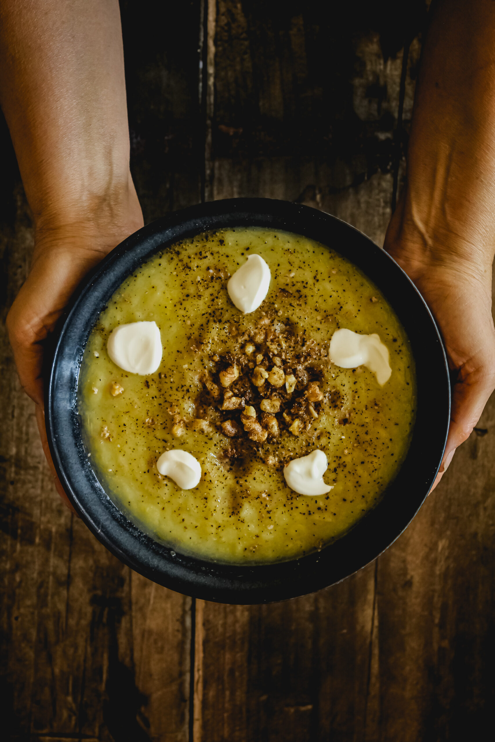 picture of a bowl of potato leek soup